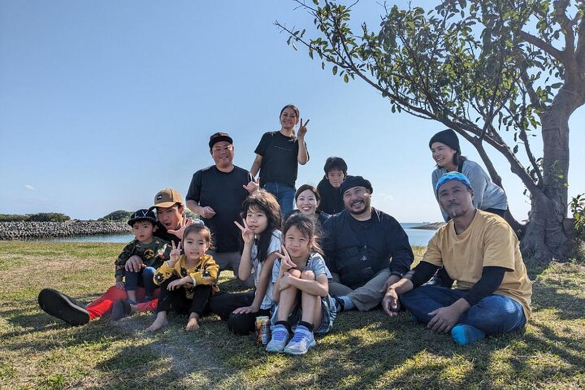 Un grupo de personas posando para una foto en el césped.