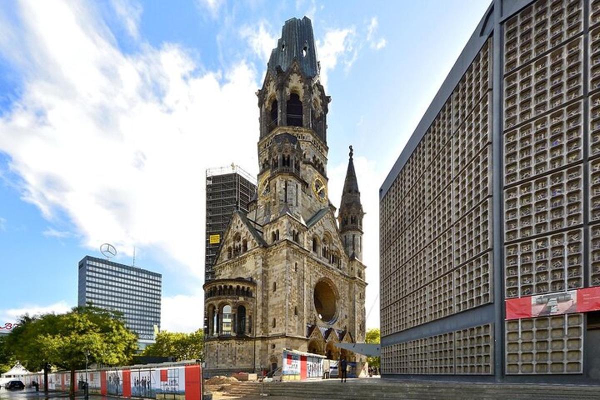 un edifici antic amb una torre de rellotge en una ciutat