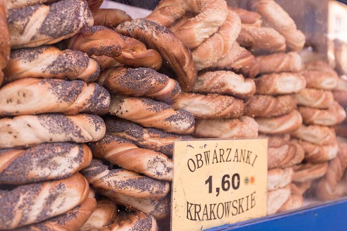 Hrúga af beyglum til sýnis í bakaríi