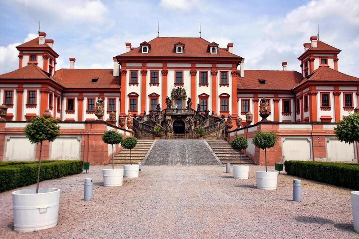 velika stavba s stopniščem pred njo