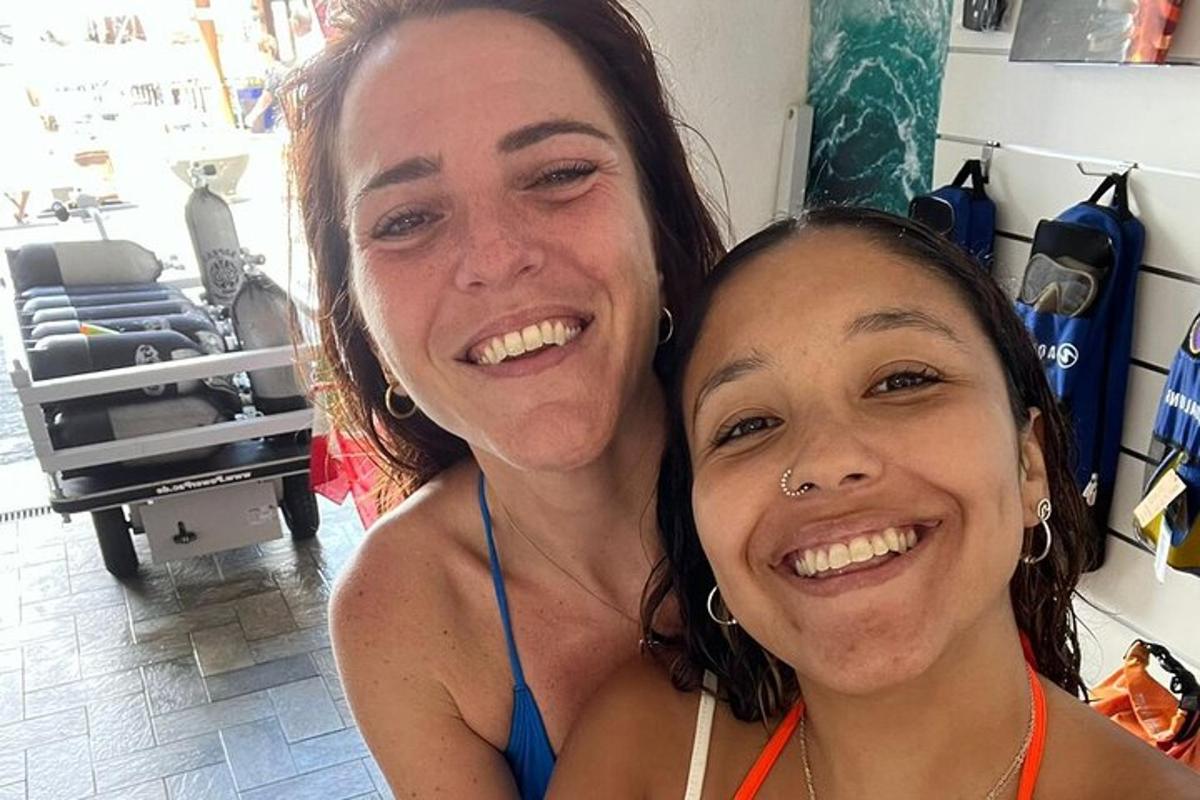 una dona i una nena posant per a una foto