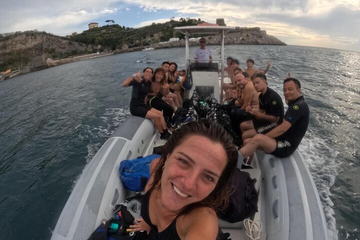 un grup de persones en un vaixell a l'aigua