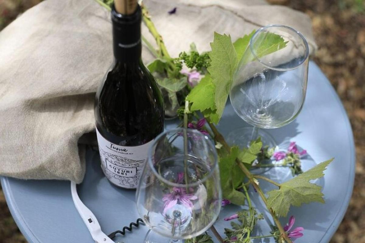 moder krožnik s steklenico vina in kozarcem