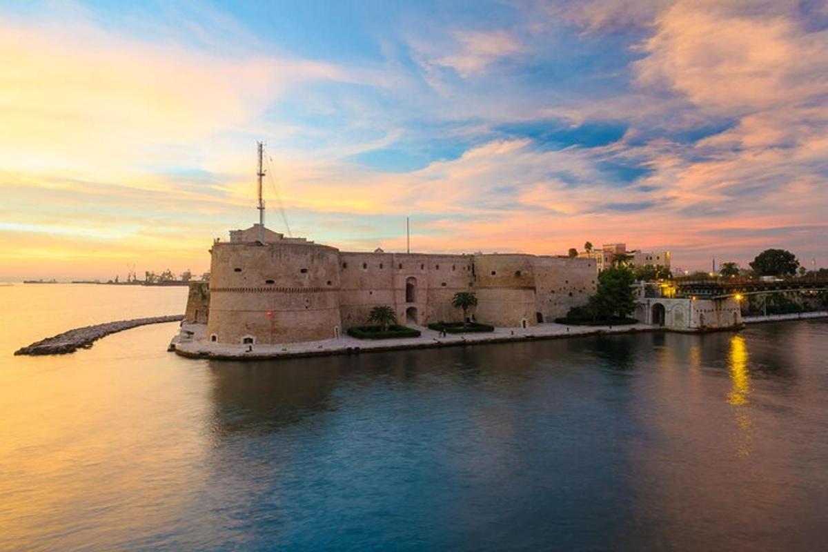 un castello in mezzo a uno specchio d'acqua