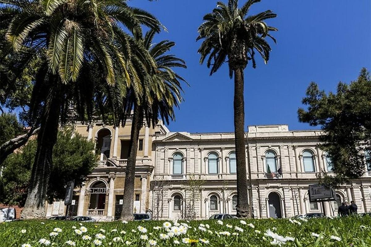 un edificio con due palme di fronte