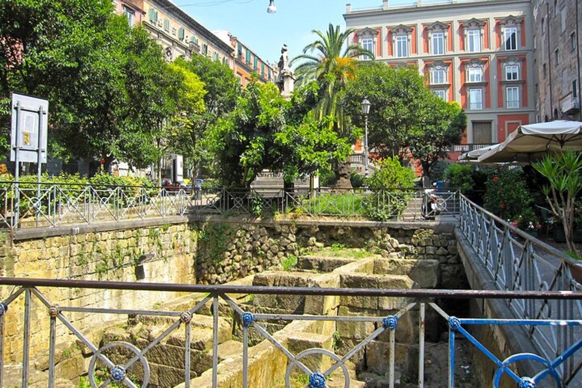 um conjunto de escadas em uma cidade com edifícios