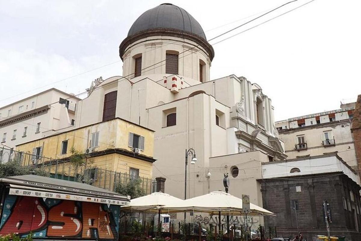 um edifício com uma torre do relógio no topo