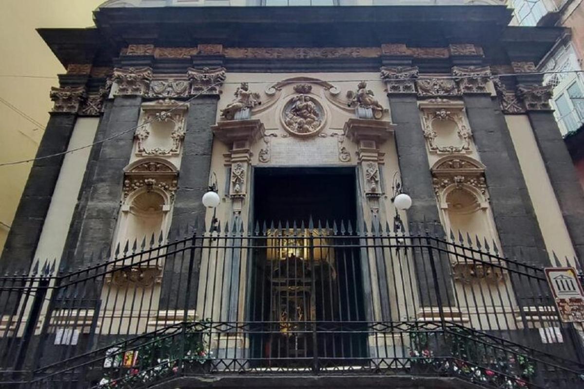 un edificio con un cancello e un orologio