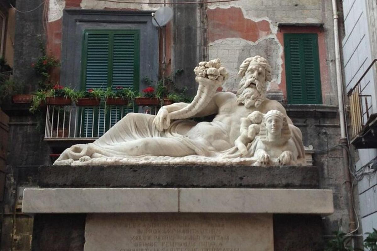 una statua di un leone sul lato di un edificio