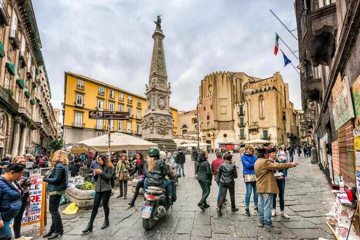 un gruppo di persone che camminano lungo una strada con una torre
