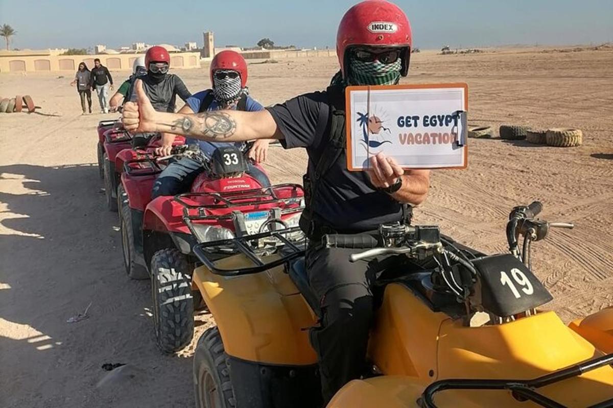 um homem segura uma placa no deserto