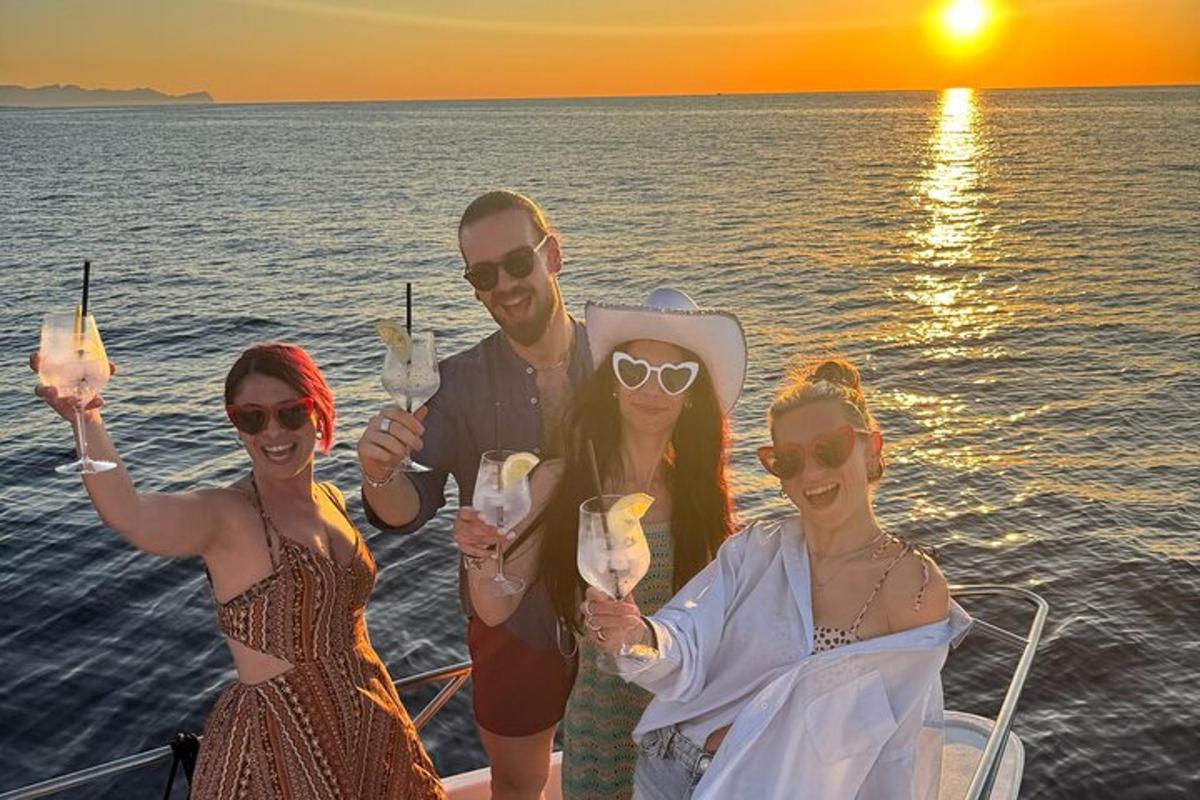 grupp inimesi poseerib paadis pildi jaoks