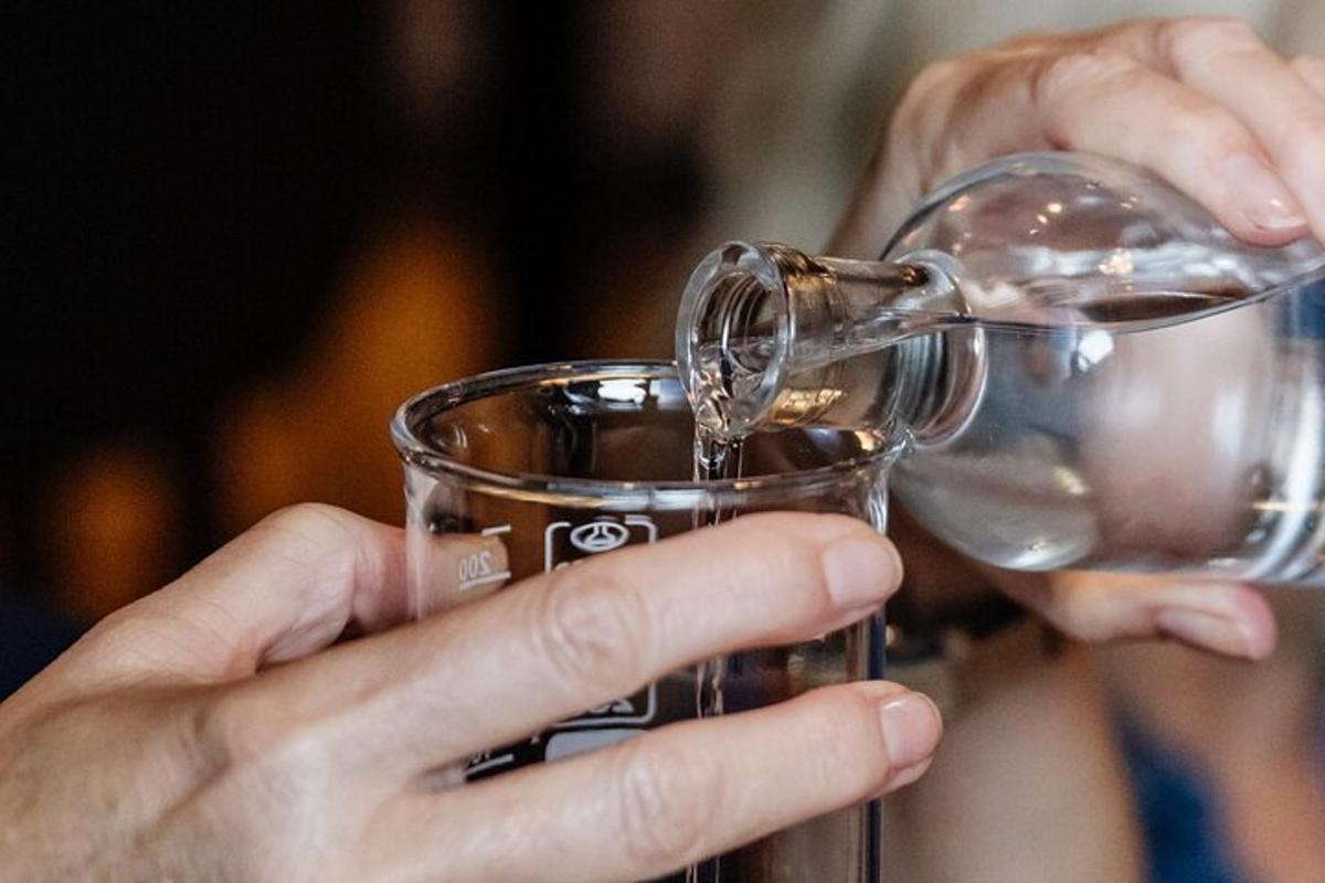 una persona sta bevendo da un bicchiere di vino