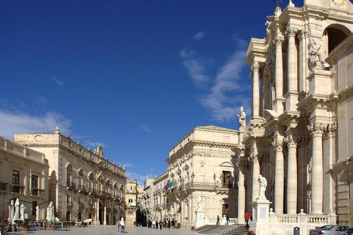 un gran edifici amb gent caminant davant