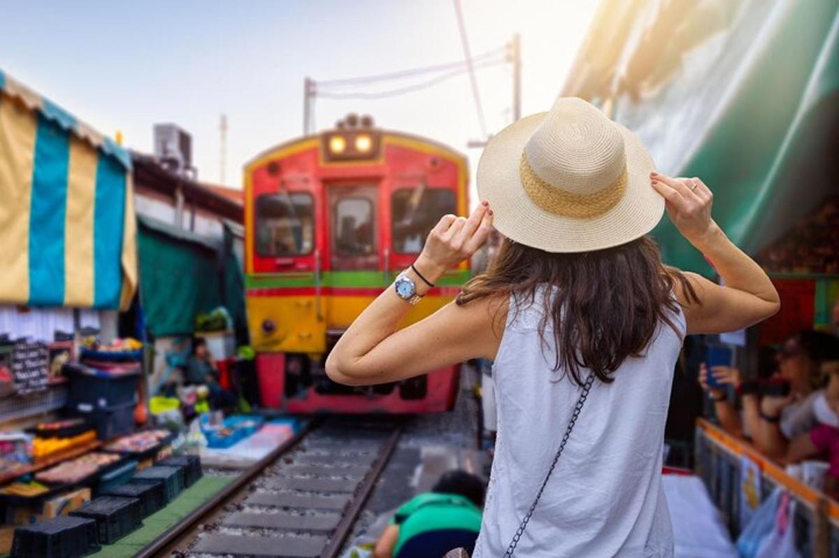 uma mulher usando um chapéu olhando para um trem