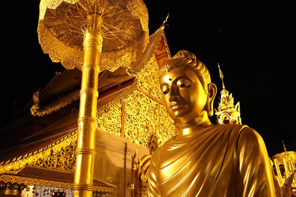 una statua d'oro accanto a un palo con un ombrello