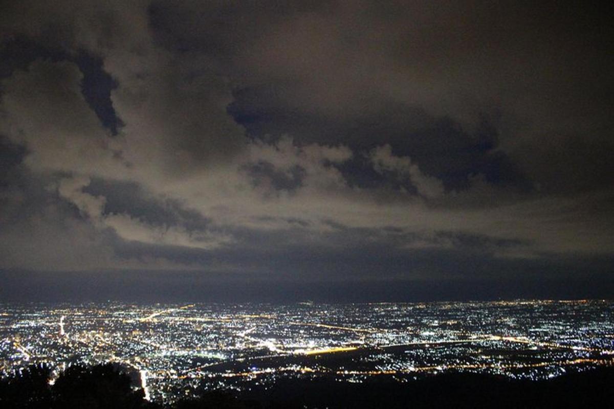 una vista di una città illuminata di notte
