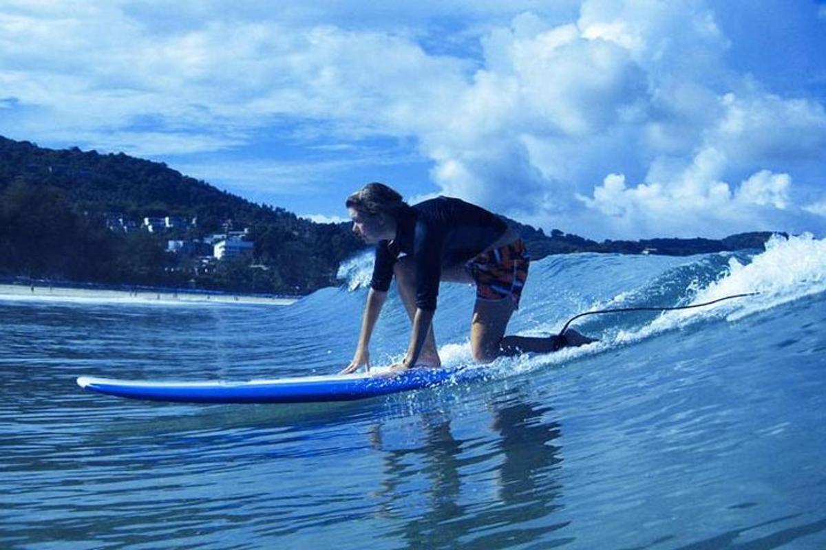 Młody chłopak na desce surfingowej w wodzie