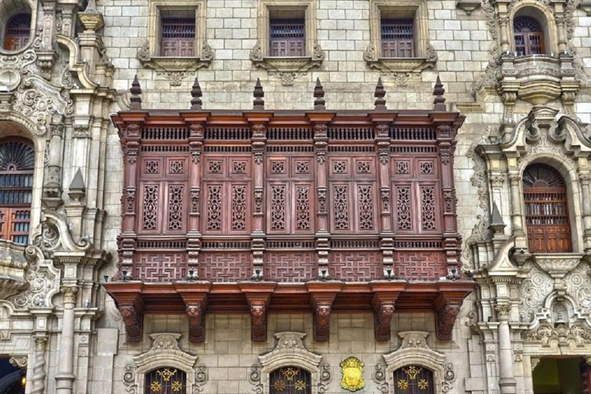 un edificio con un balcone in legno sul lato