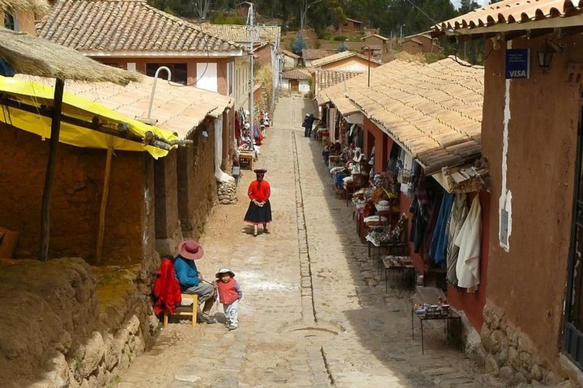 un gruppo di persone che camminano lungo una strada in un villaggio