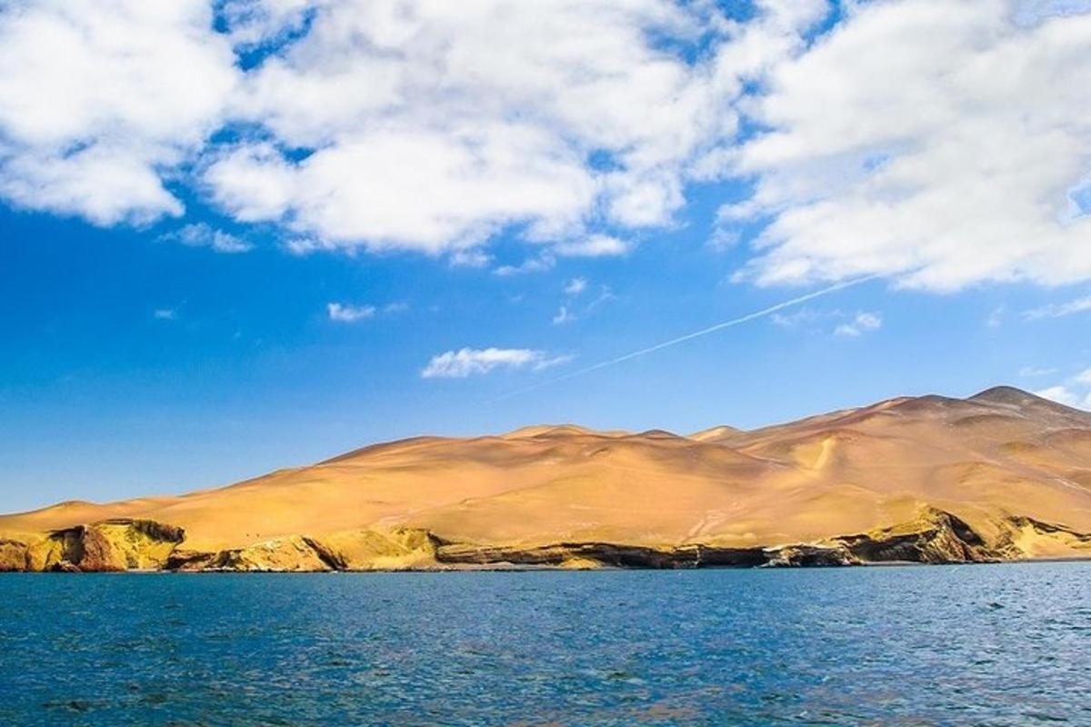 uno specchio d'acqua con una montagna sullo sfondo
