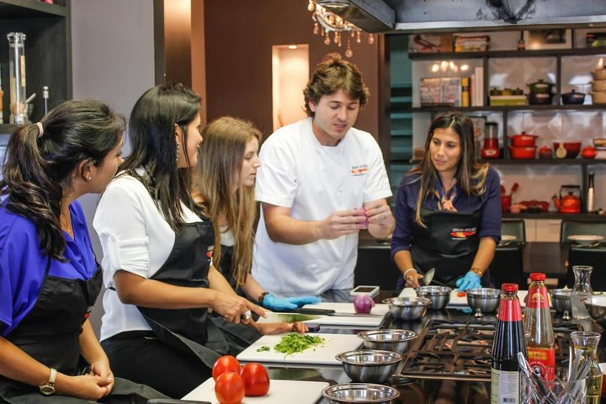 un grup de persones dempeus a la cuina preparant menjar