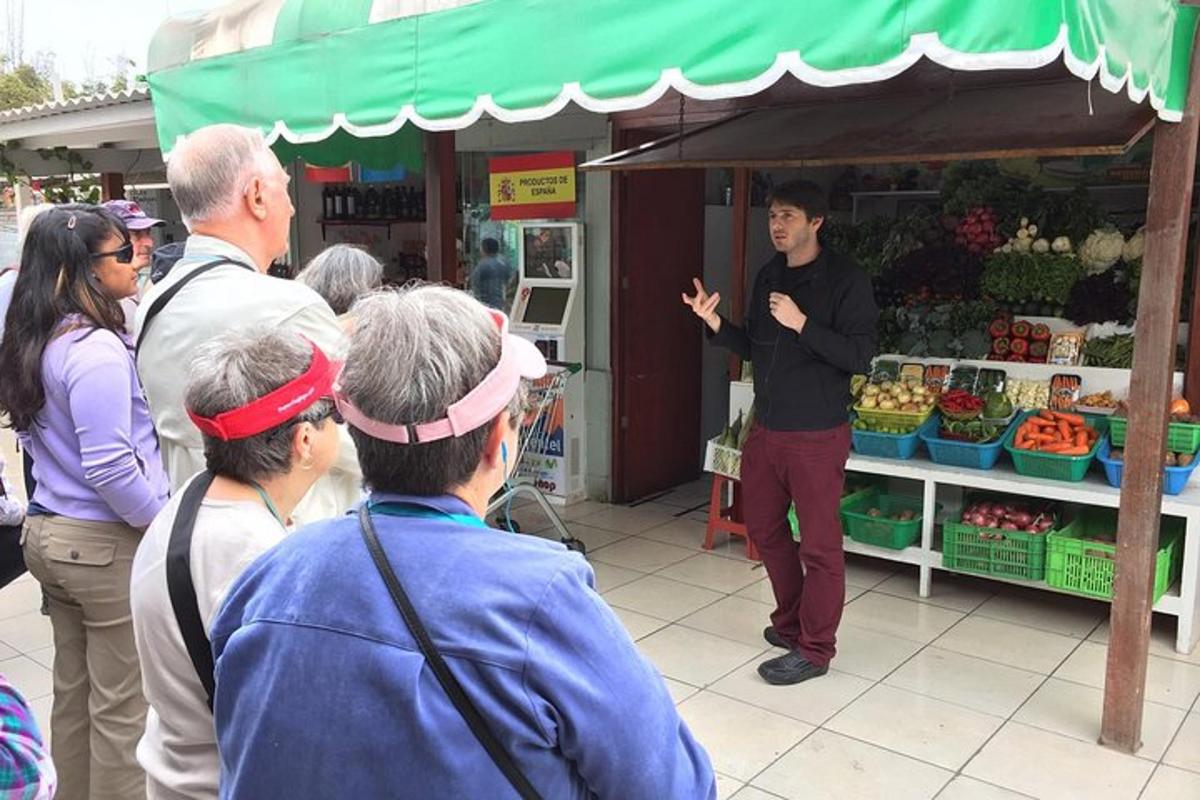 un grup de persones dretes davant d'una parada de fruita