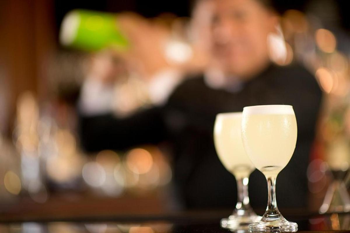 duas taças de vinho em cima de um balcão