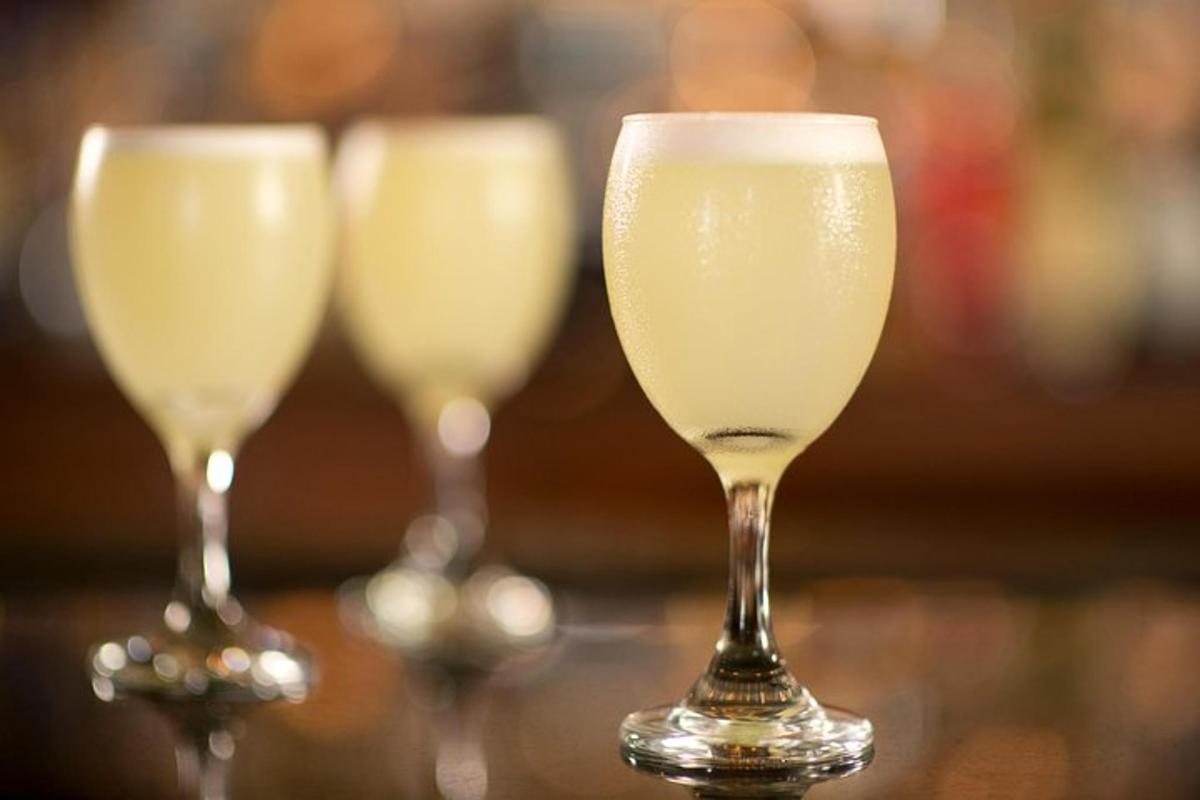 桌子上摆放着三个香槟酒杯