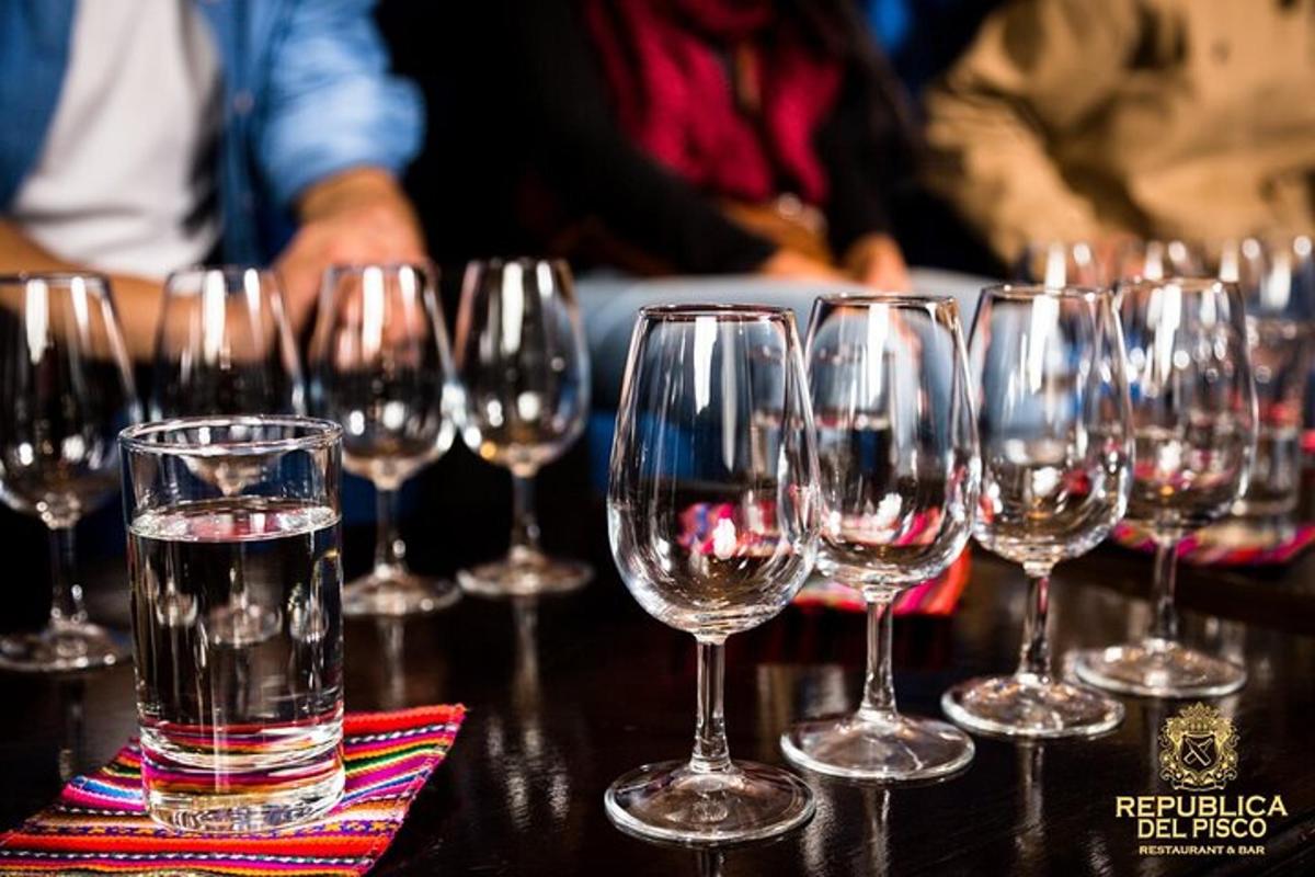 um grupo de taças de vinho sobre uma mesa