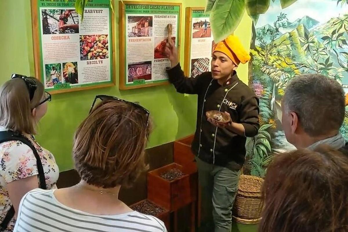 isang lalaking nakatayo sa harap ng isang grupo ng mga tao
