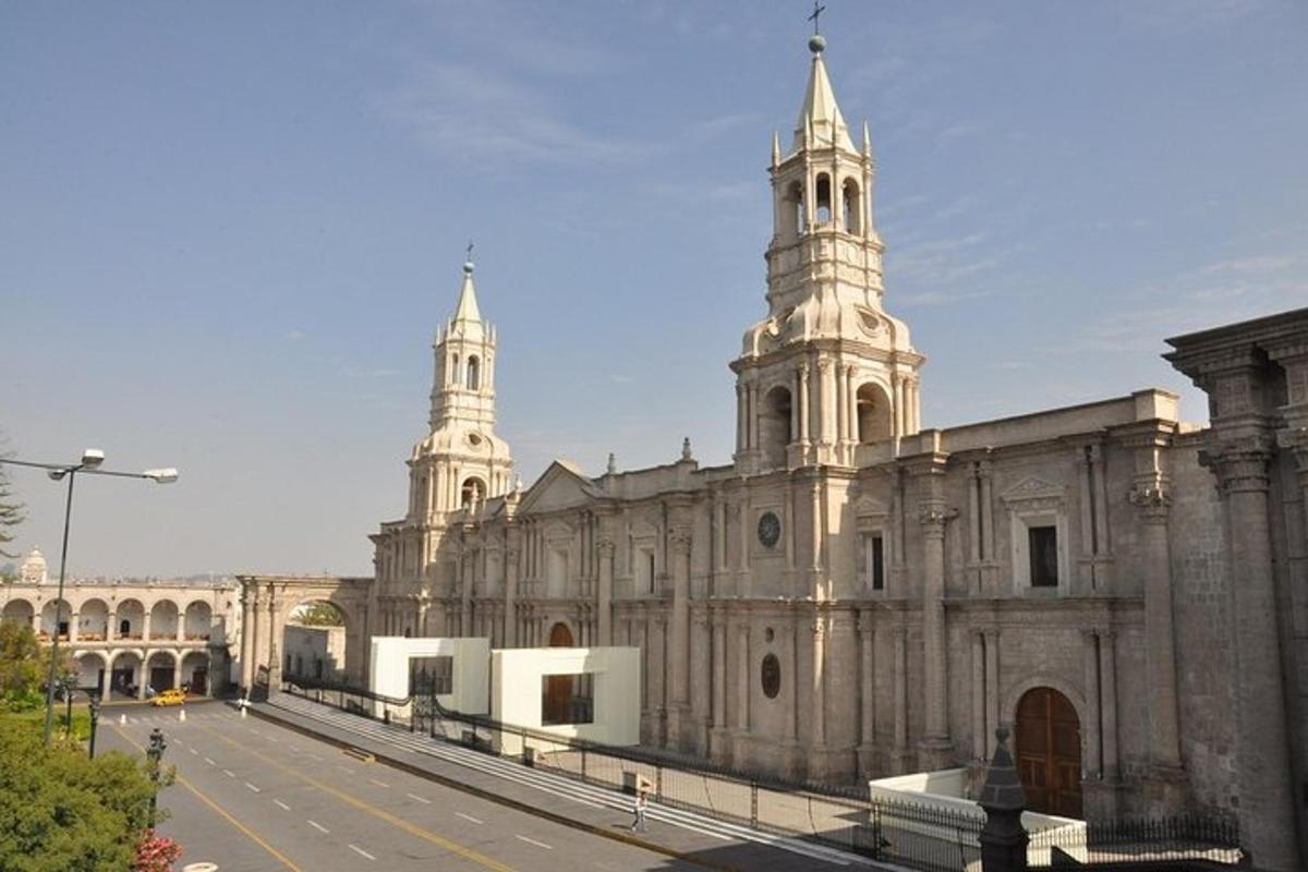 un gran edifici amb dues torres en un carrer