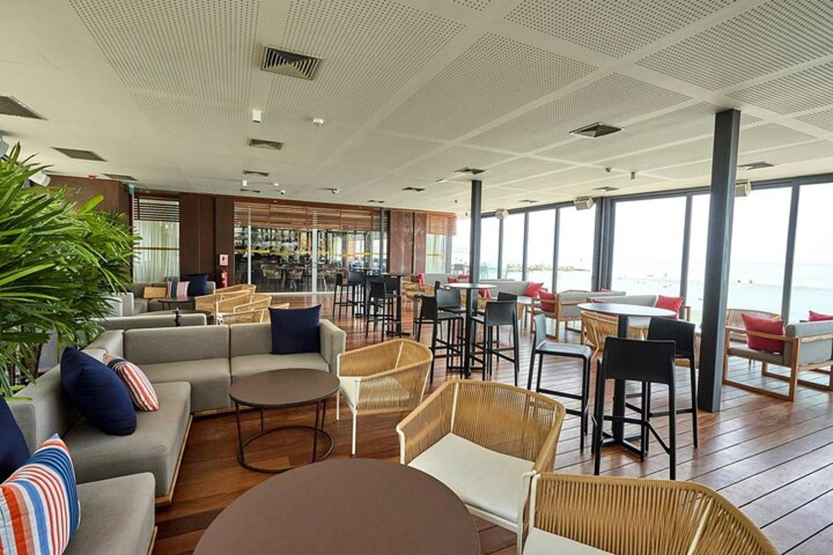 restoran diivanite, toolide, laudade ja akendega