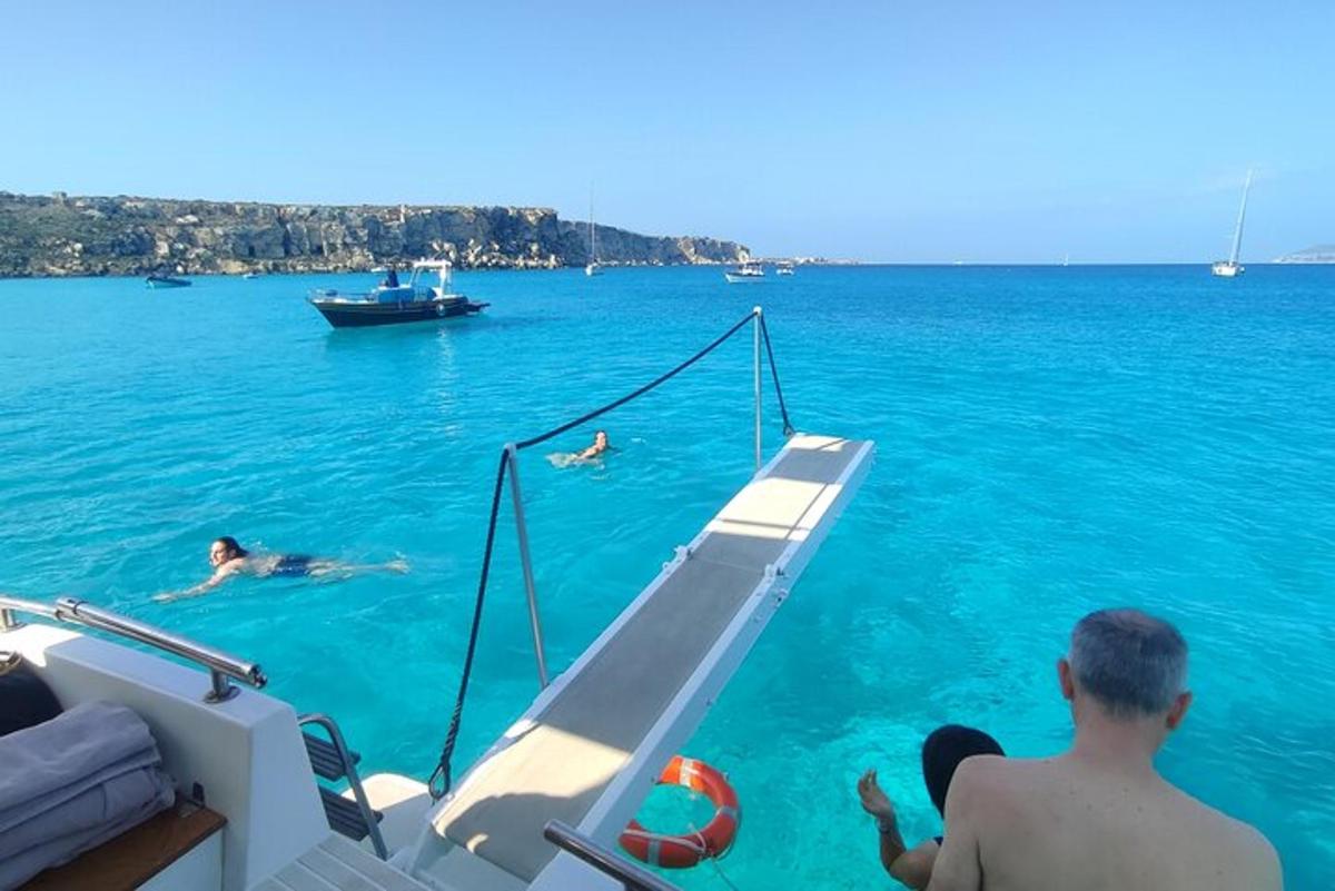 um grupo de pessoas na água em um barco