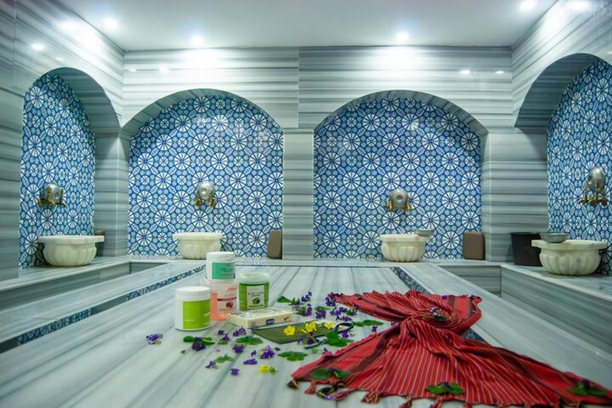 Un baño con paredes azules y blancas y un vestido rojo en el suelo.