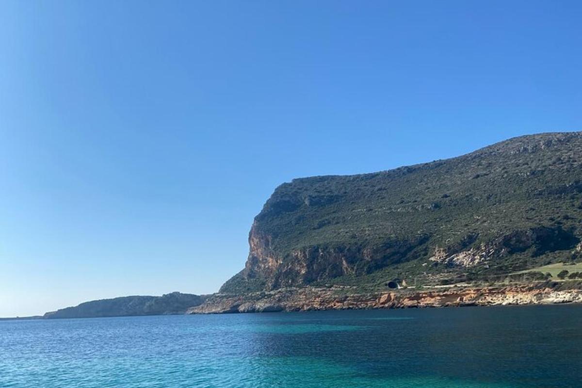un grande specchio d'acqua con una montagna sullo sfondo