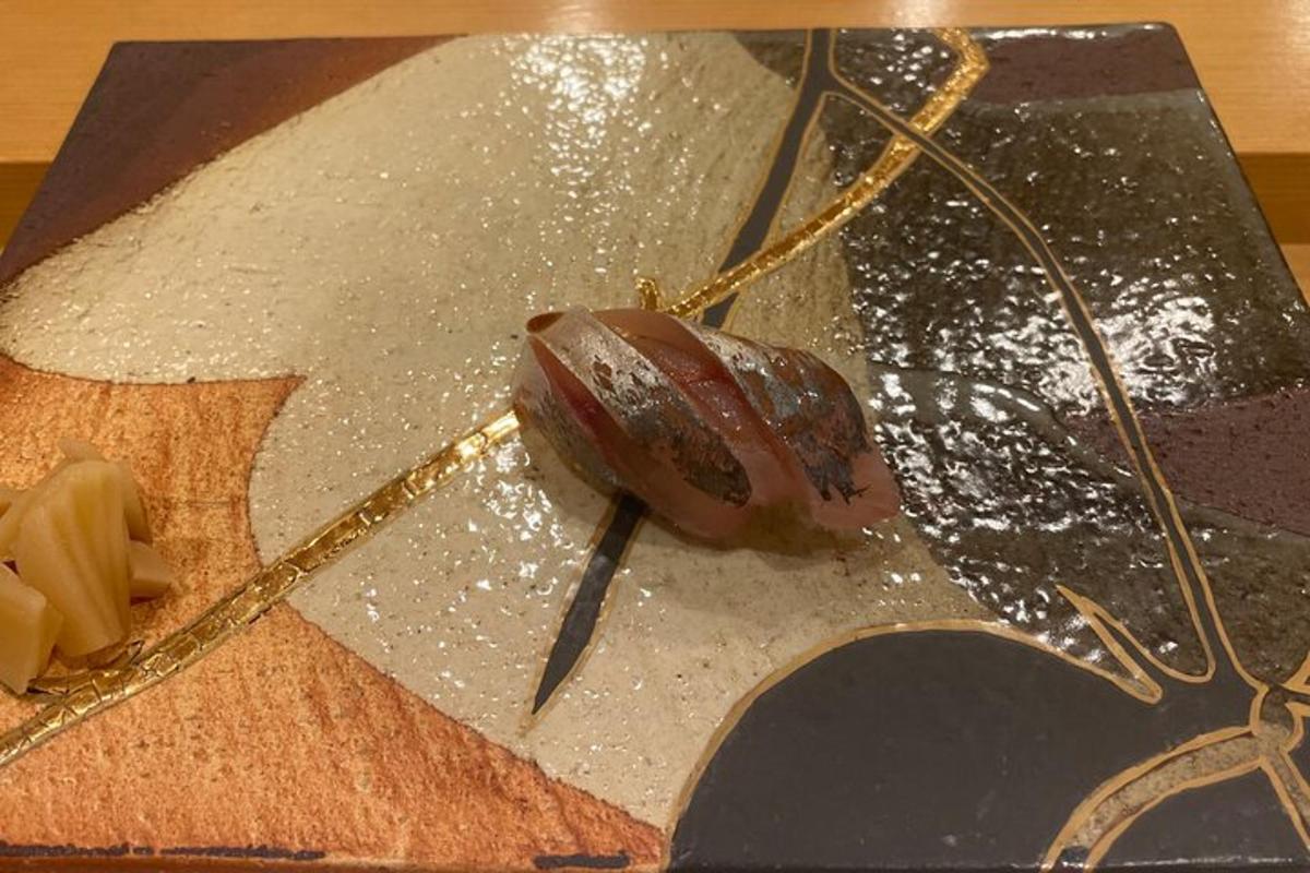 テーブルの上に置かれた食べ物
