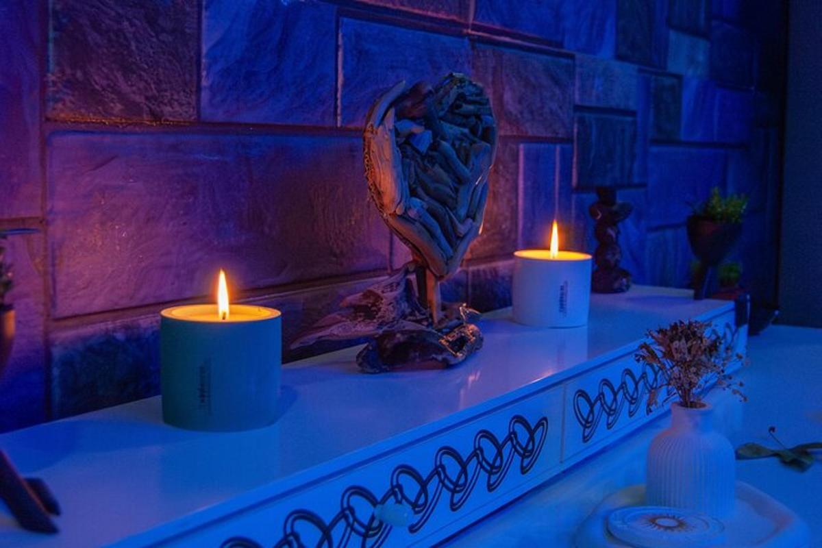 Tres velas colocadas sobre una repisa con una pared