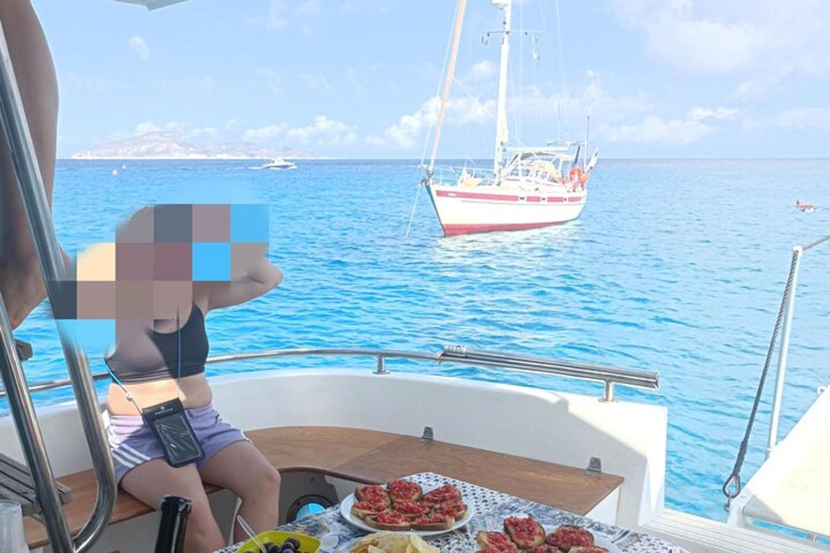 un bambino seduto su una barca con un piatto di cibo