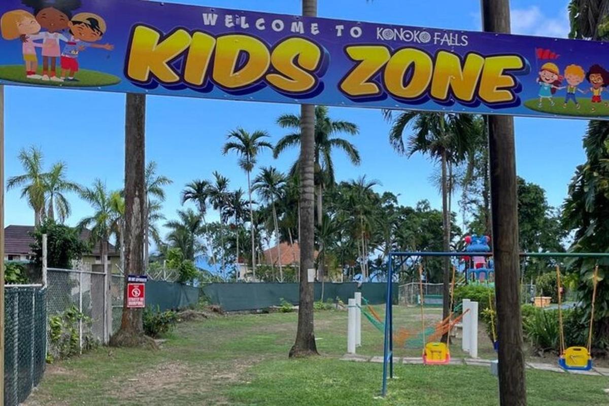 un rètol de zona infantil en un parc infantil