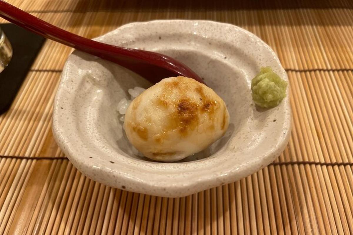 餃子とスプーンが添えられた食べ物の皿