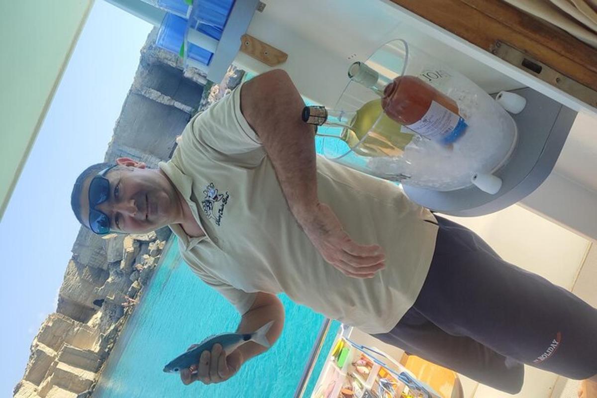 um homem parado em frente a uma piscina