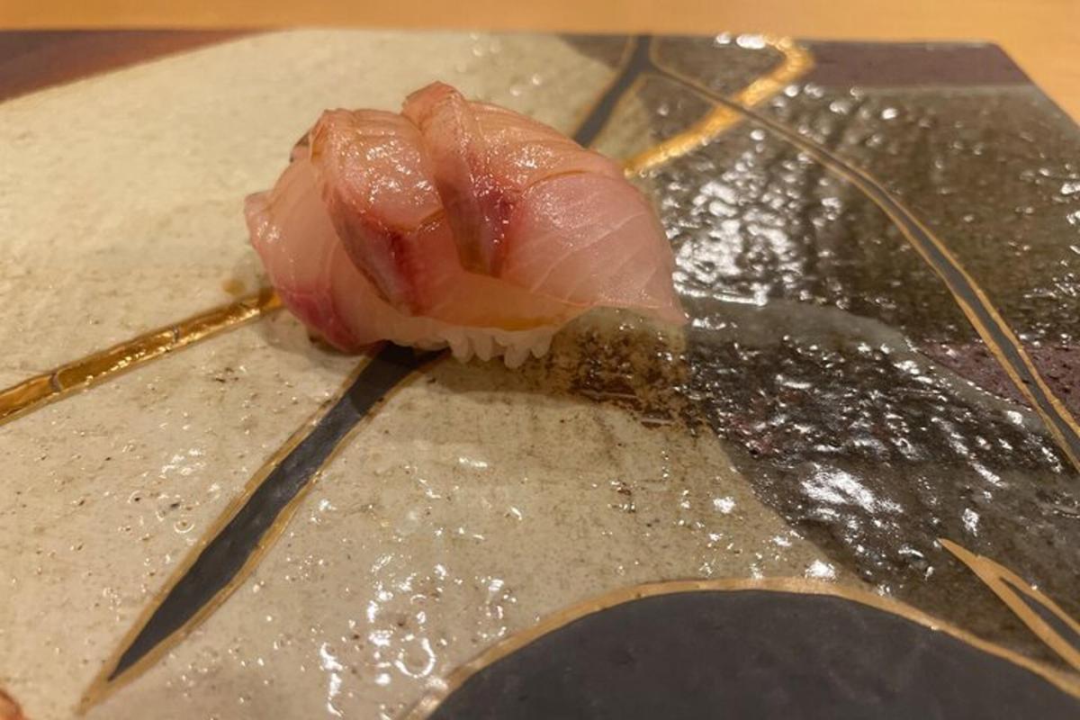 テーブルの上に置かれた肉片