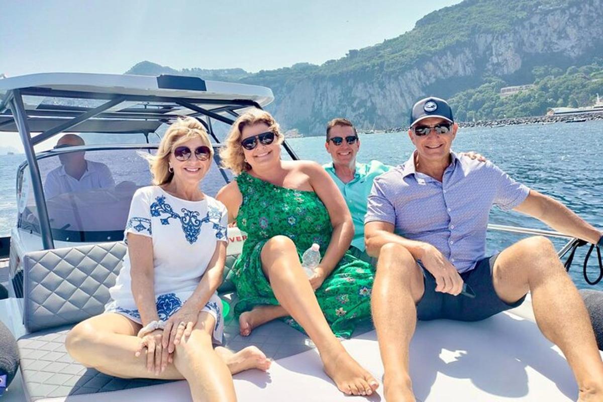 grupp inimesi istub paadi tagaosas