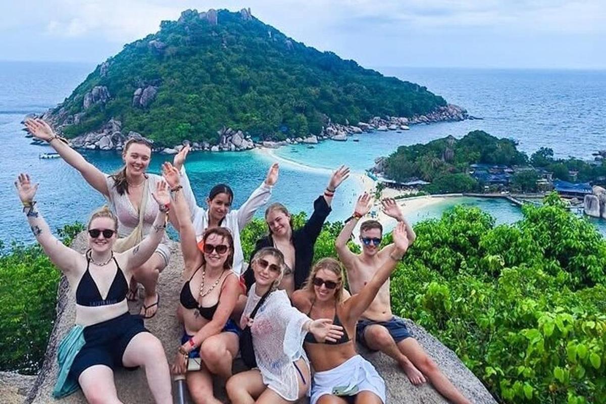 skupina lidí v plavkách pózujících pro fotografii