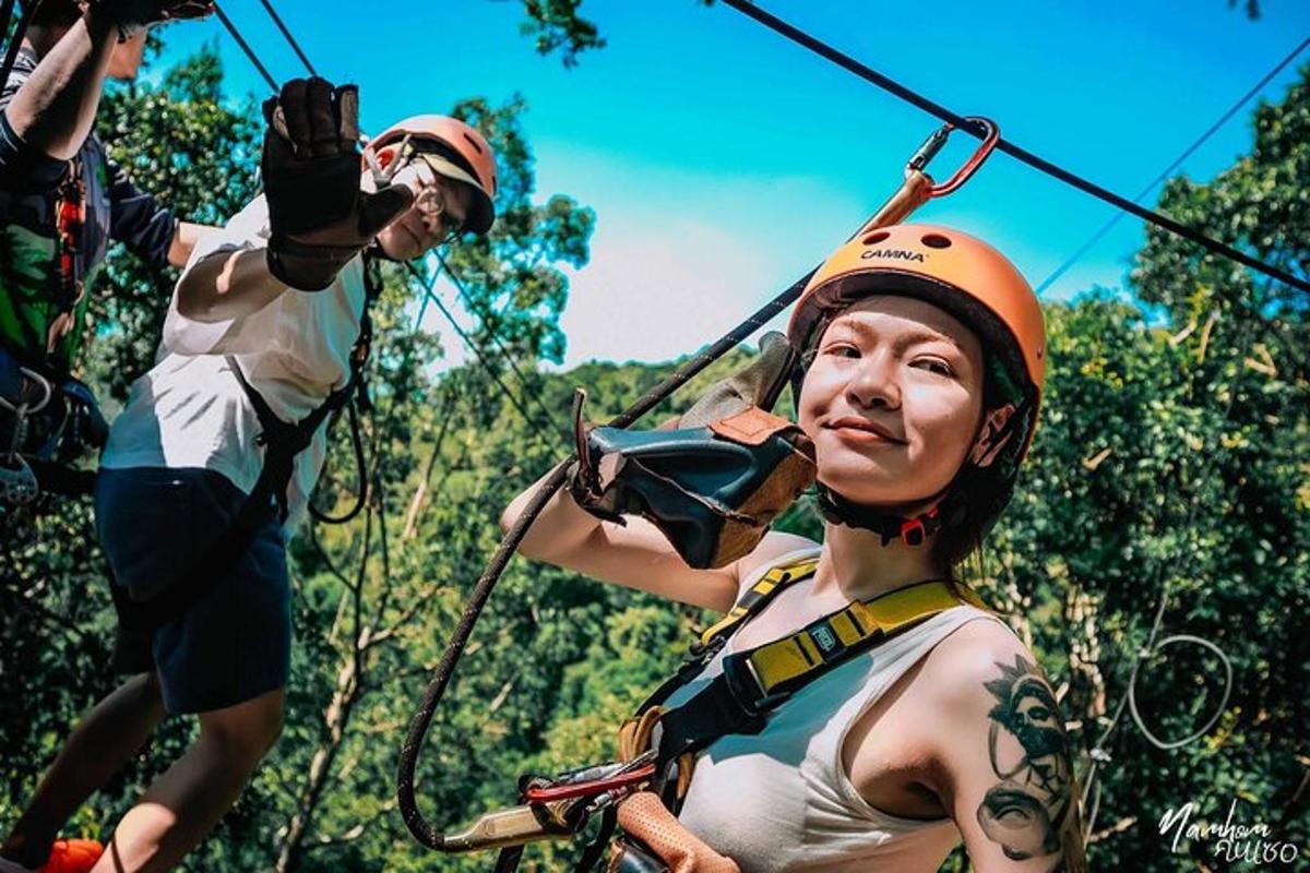 due persone su una teleferica nella foresta