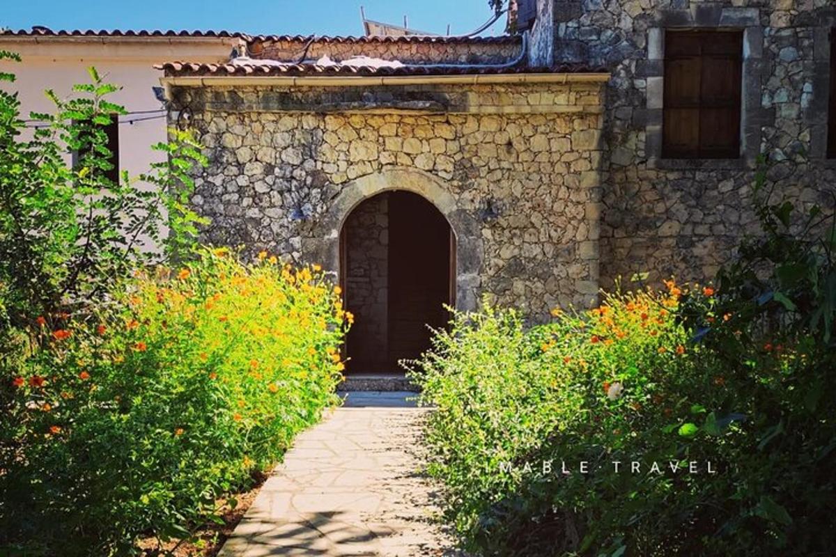 un ingresso di un edificio in pietra con una porta