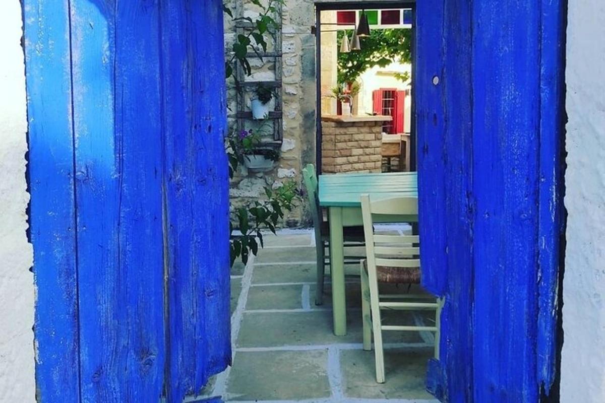 ένα μπλε τραπέζι και καρέκλες σε μια μπλε πόρτα