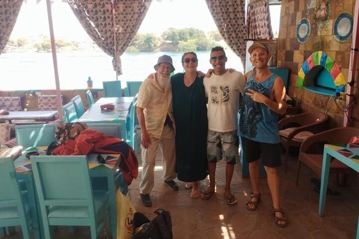 bir odada fotoğraf çektiren bir grup insan
