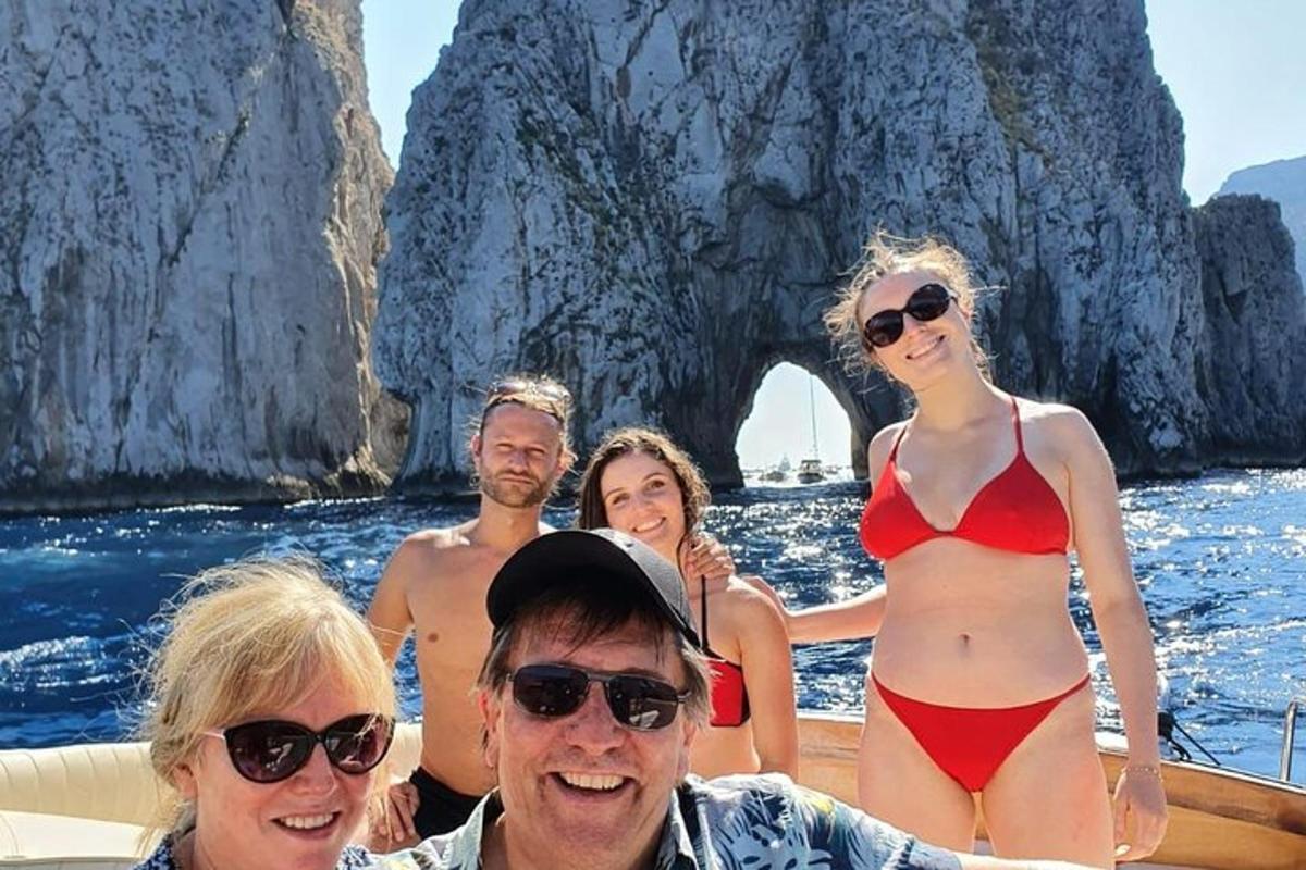 skupina lidí na lodi ve vodě